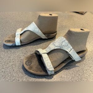 Vionic Women's Textured Slide Sandals